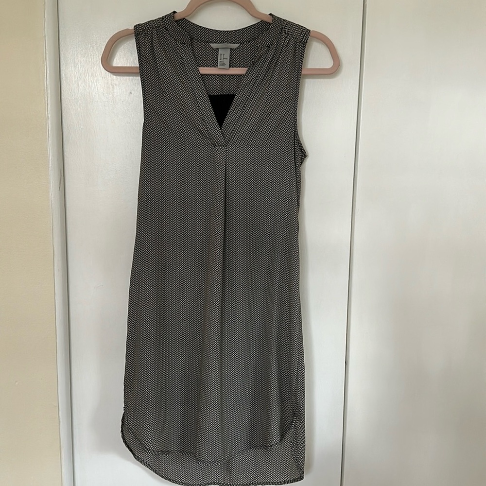 Sleeveless dress with waist tie